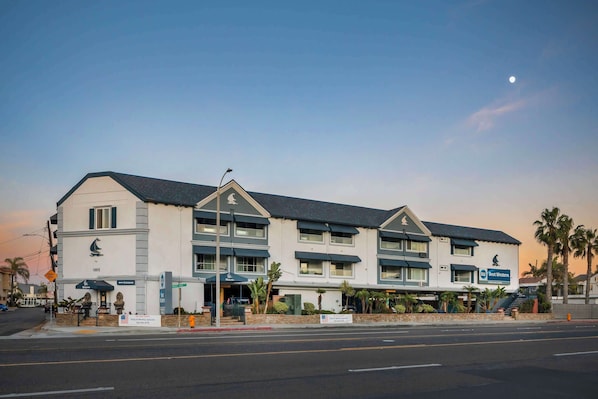 A two-story hotel with a sailboat logo, a 'Best Western' sign, and a 'Welcome' sign.