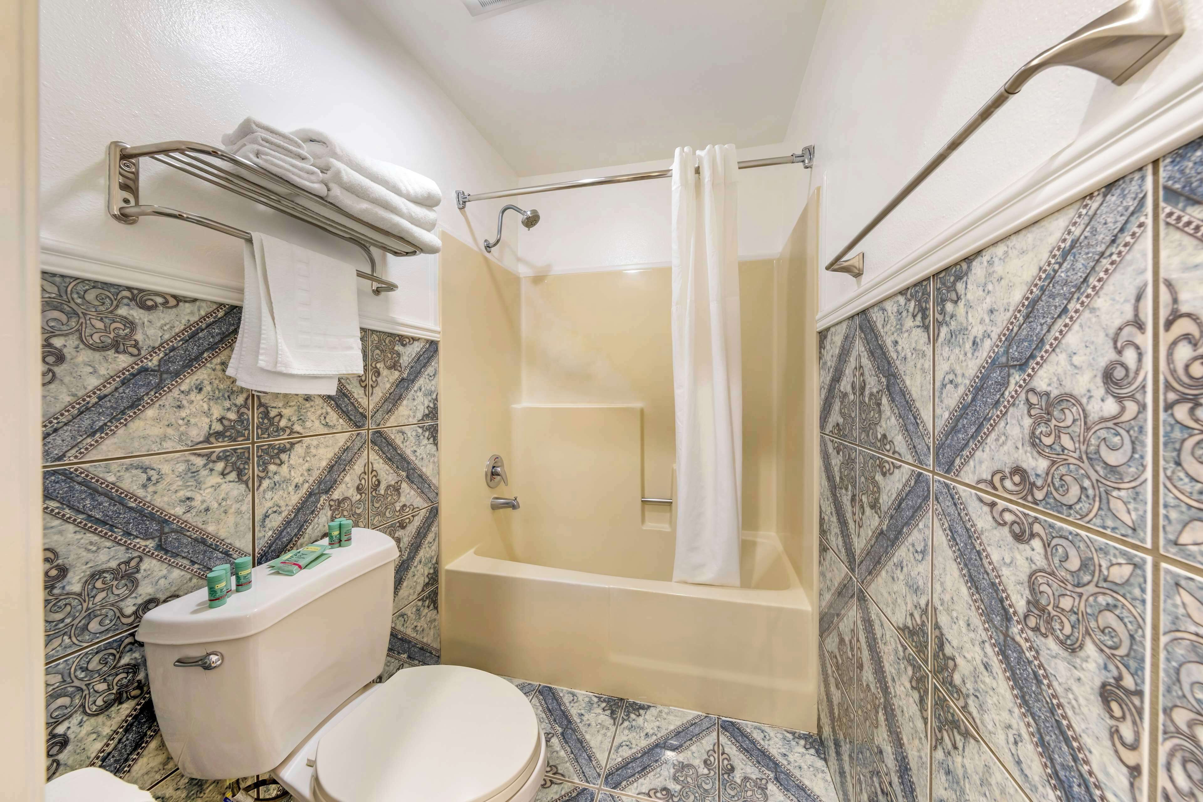 combined shower/bathtub, hydromassage showerhead, free toiletries