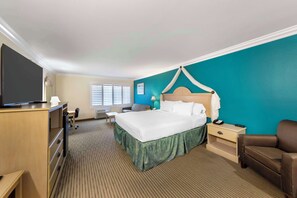 Standard Room, 1 Queen Bed, Accessible, Non Smoking | In-room safe, desk, soundproofing, iron/ironing board