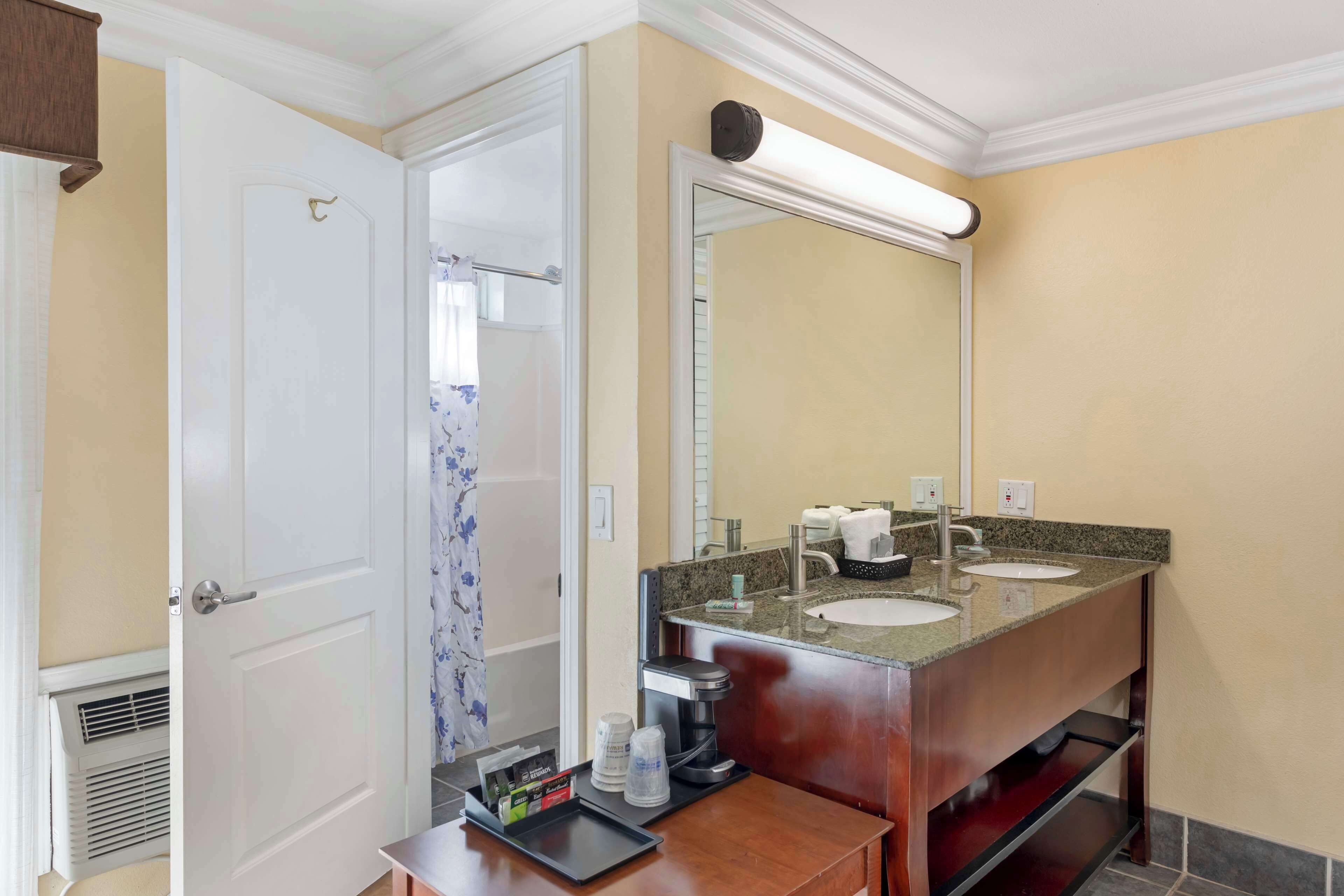 combined shower/bathtub, hydromassage showerhead, free toiletries