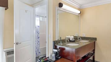 Combined shower/bathtub, hydromassage showerhead, free toiletries