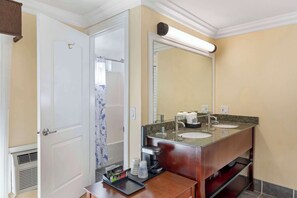 Combined shower/bathtub, hydromassage showerhead, free toiletries