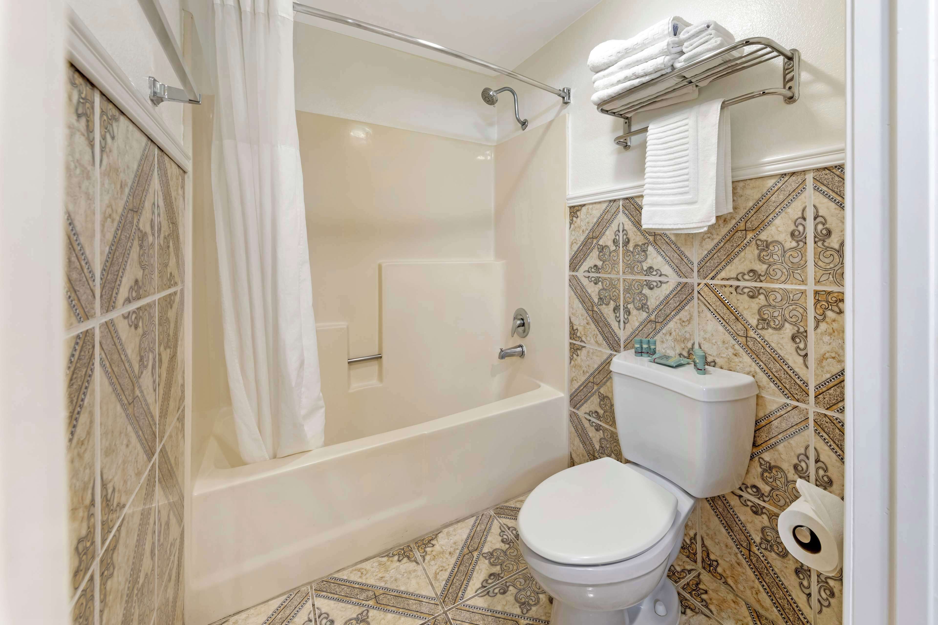 standard room, 2 queen beds, non smoking, refrigerator & microwave | bathroom | combined shower/bathtub, hydromassage showerhead, free toiletries