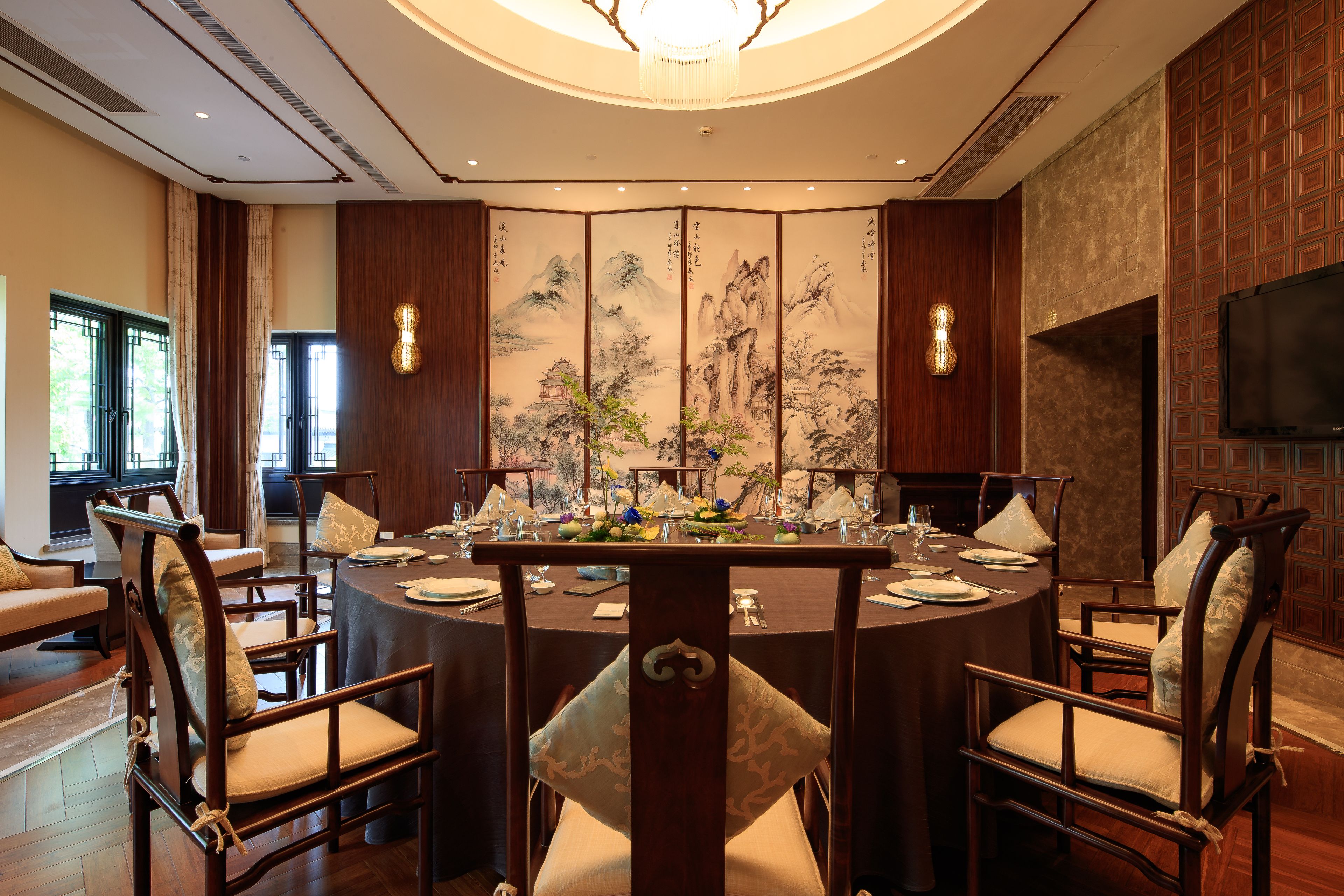 breakfast, lunch and dinner served