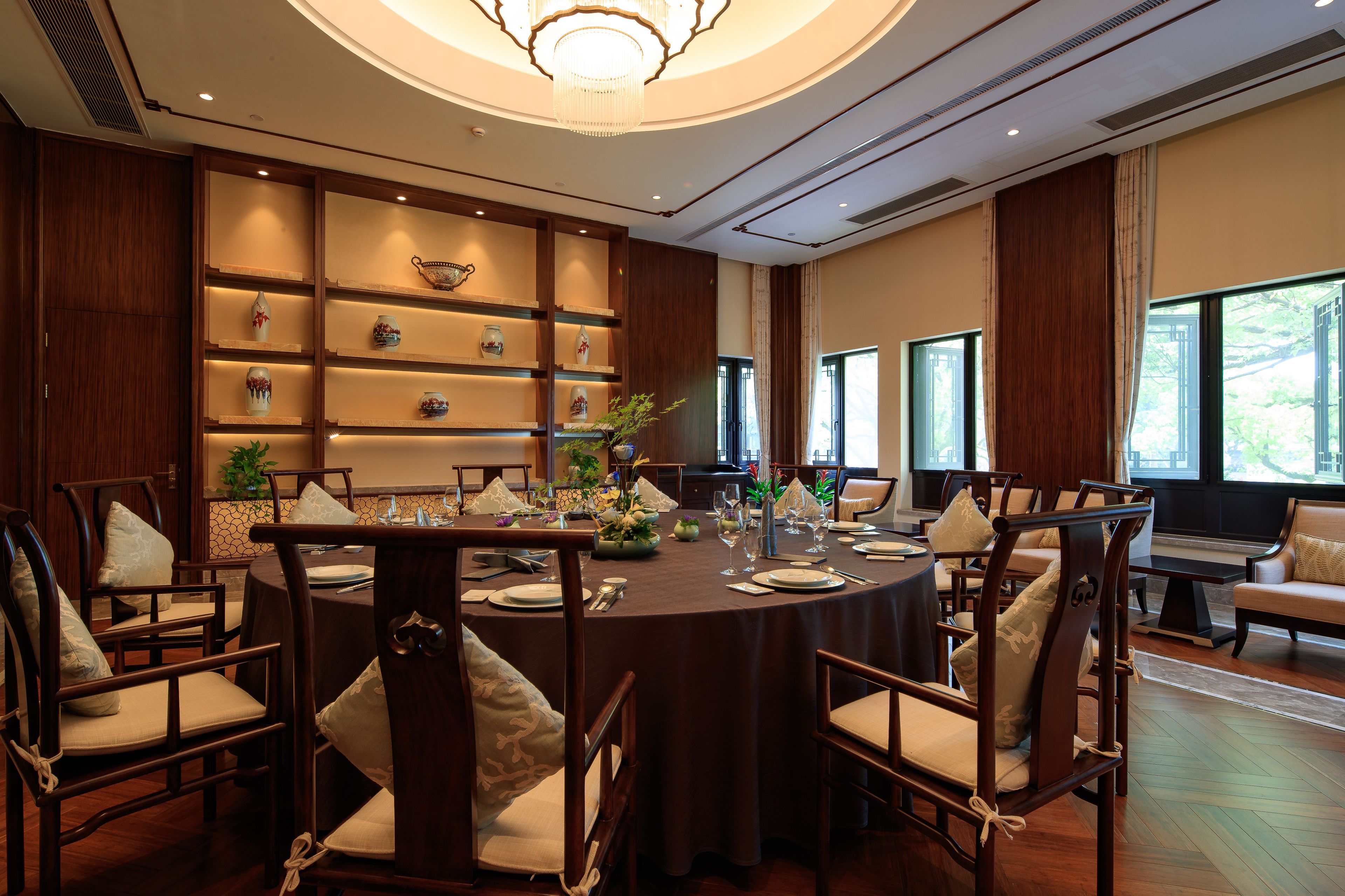 breakfast, lunch and dinner served