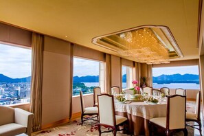 2 restaurants, breakfast, lunch, dinner served; Chinese cuisine 