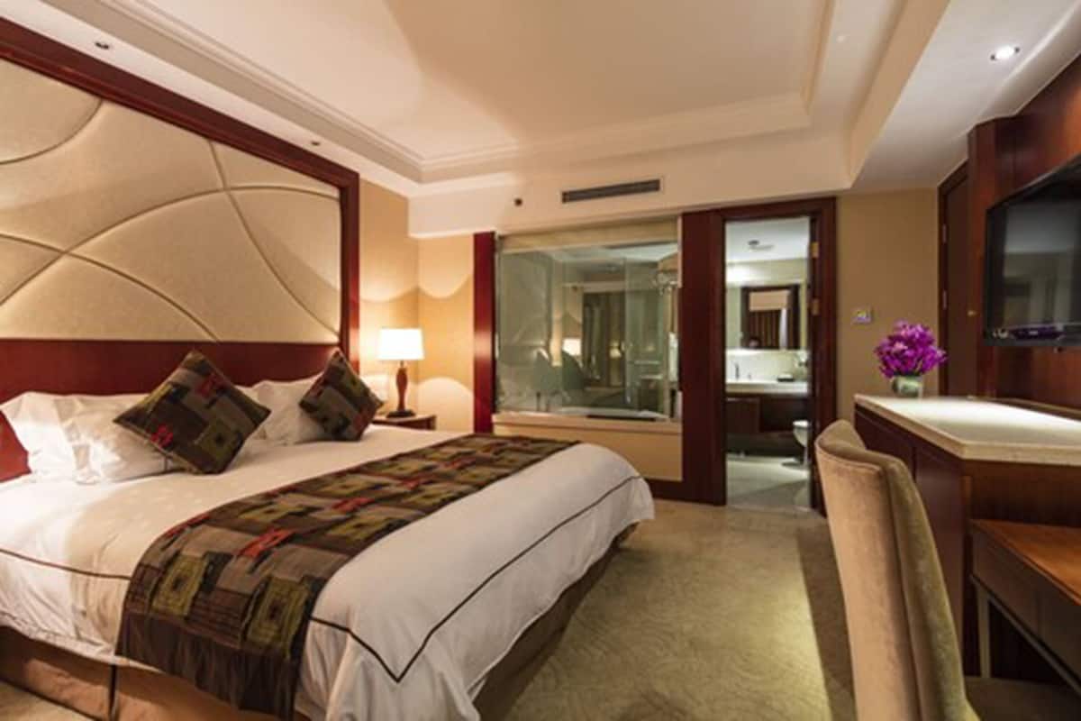 Deluxe Room, Partial Lake View | Premium bedding, in-room safe, desk, blackout curtains