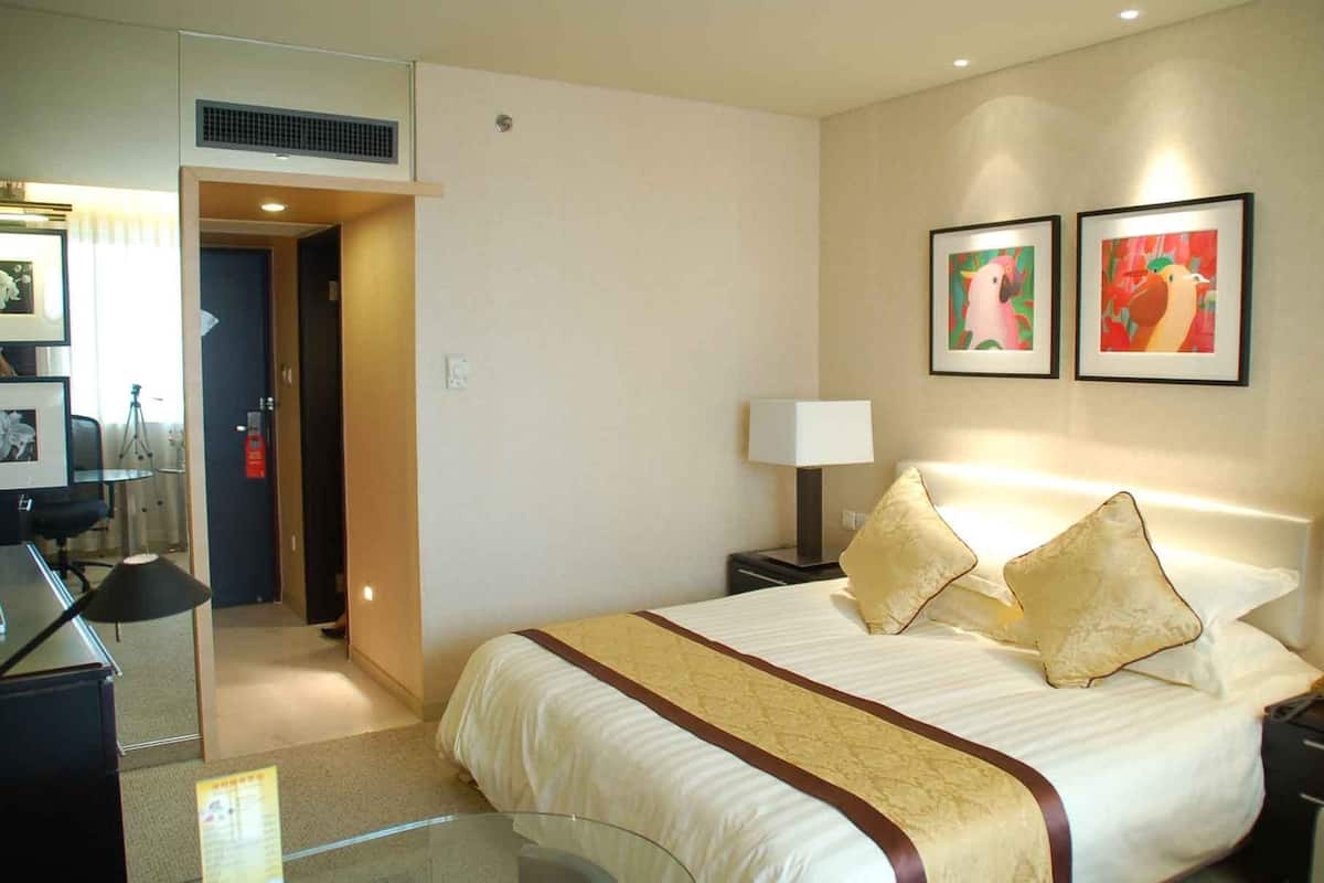 Deluxe Room | In-room safe, desk, blackout drapes, iron/ironing board