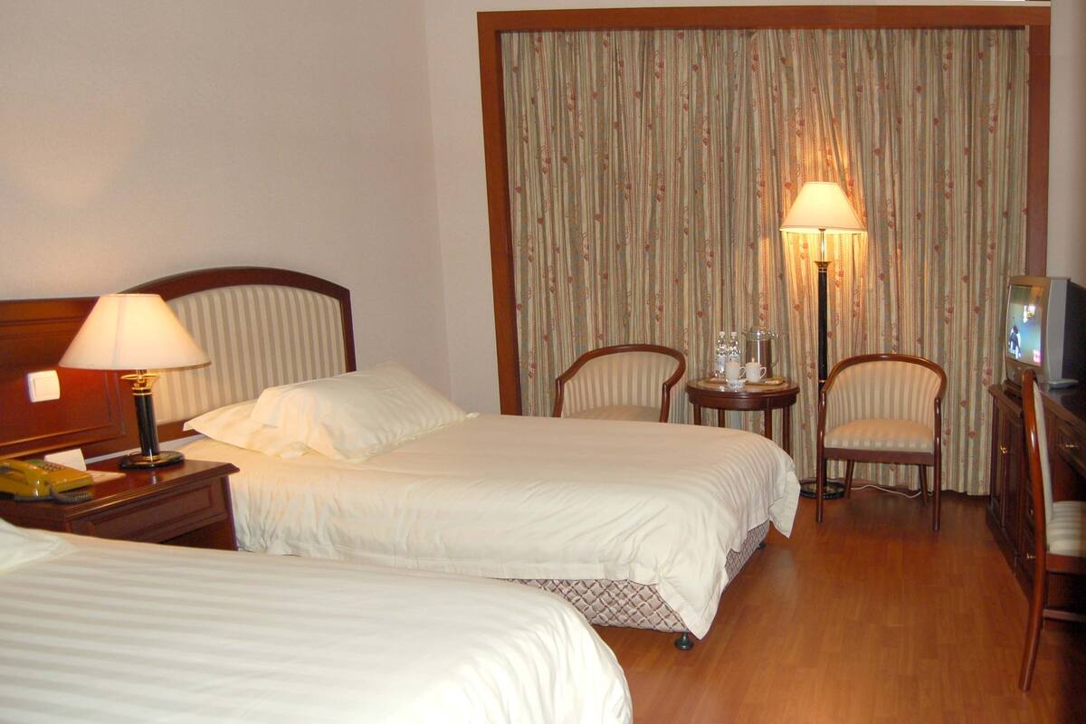 Deluxe Twin Room | In-room safe, desk, blackout drapes, iron/ironing board (on request)