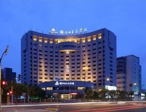 Fachada de la propiedad por la tarde o noche