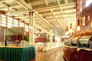 A banquet hall with a high ceiling, a buffet setup, and rows of white chairs. - 88 Eling Park Hotel (Chongqing Eling Erchang) (Chongqing)