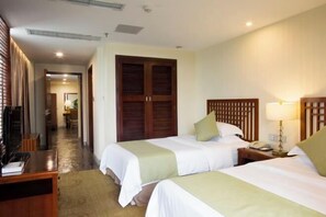 A hotel room with two beds, a desk, a wardrobe, and a bathroom visible in the background. - 88 Eling Park Hotel (Chongqing Eling Erchang) (Chongqing)