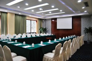 A conference room with a long table, chairs, a projector screen, and a plant. - 88 Eling Park Hotel (Chongqing Eling Erchang) (Chongqing)