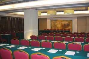 A conference room with rows of chairs and tables, a large pillar, and a painting on the wall. - 88 Eling Park Hotel (Chongqing Eling Erchang) (Chongqing)