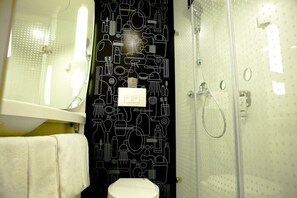 Regadera, amenidades de baño gratuitas, secadora de cabello, toallas 