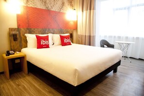 Escritorio, tabla de planchar con plancha y wifi gratis 