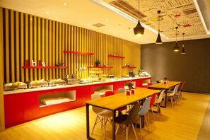 Se sirven comidas y cocina internacional 