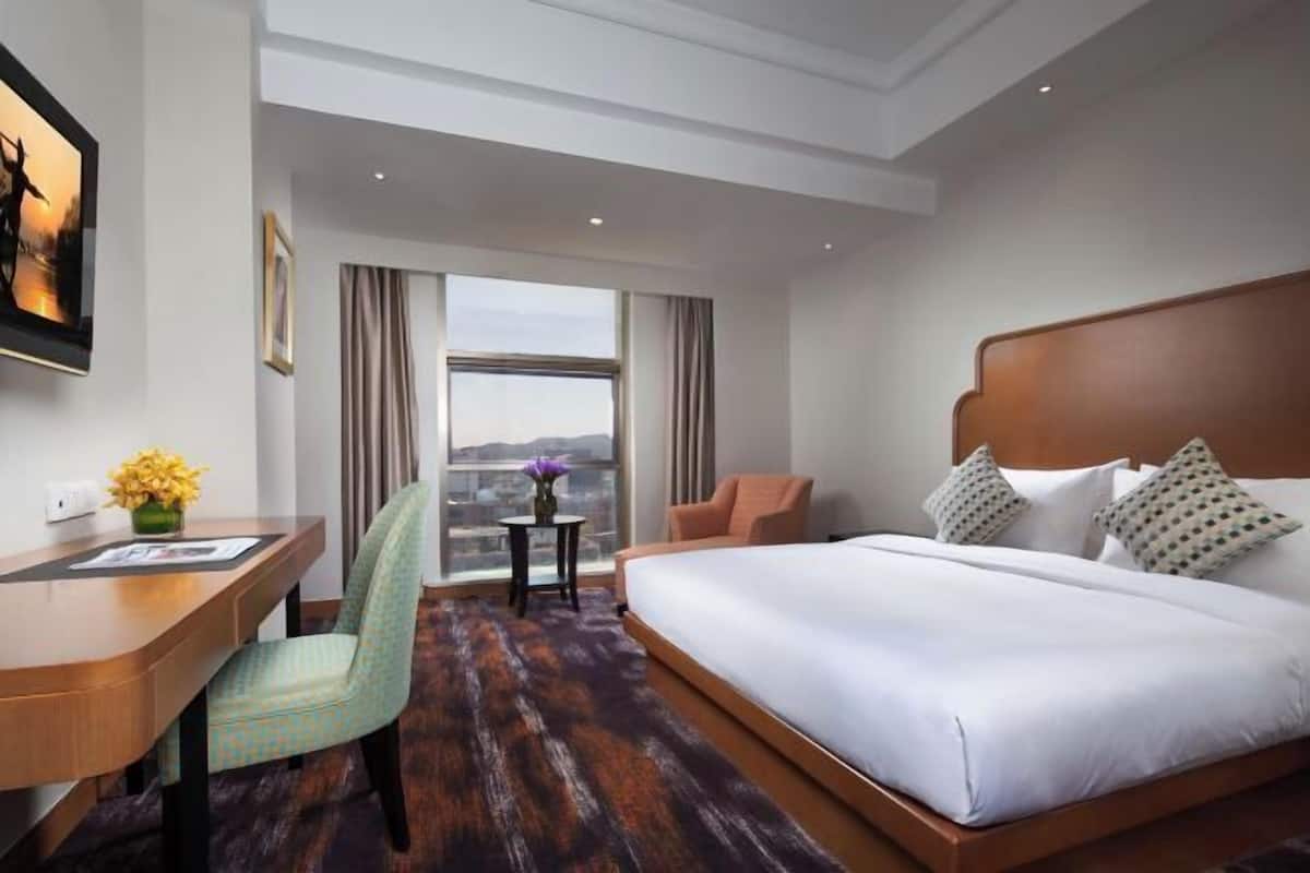 Premium bedding, down duvets, free minibar items, in-room safe