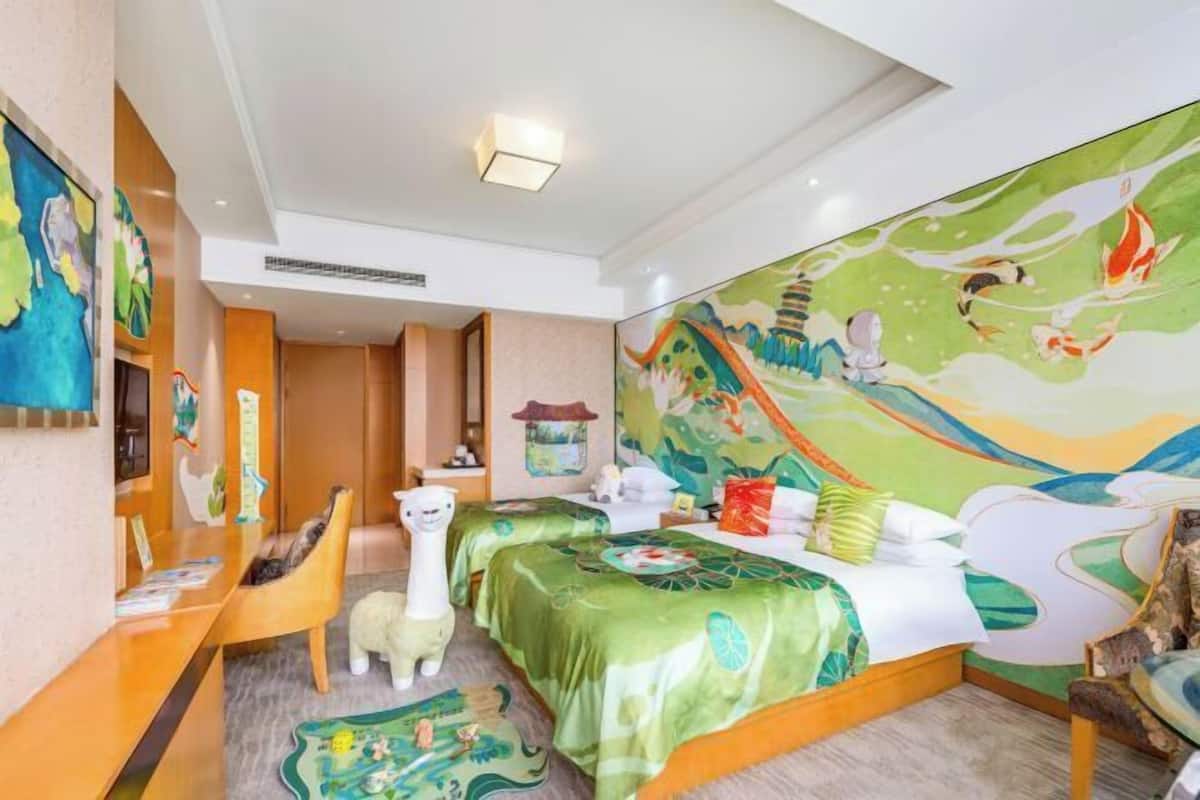 Premium bedding, down duvets, free minibar items, in-room safe