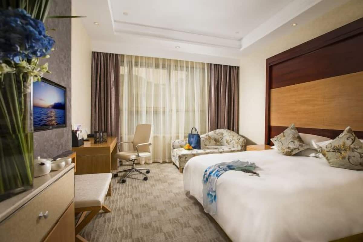 Premium bedding, down duvets, free minibar items, in-room safe