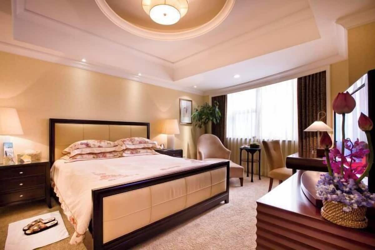 Premium bedding, down duvets, free minibar items, in-room safe