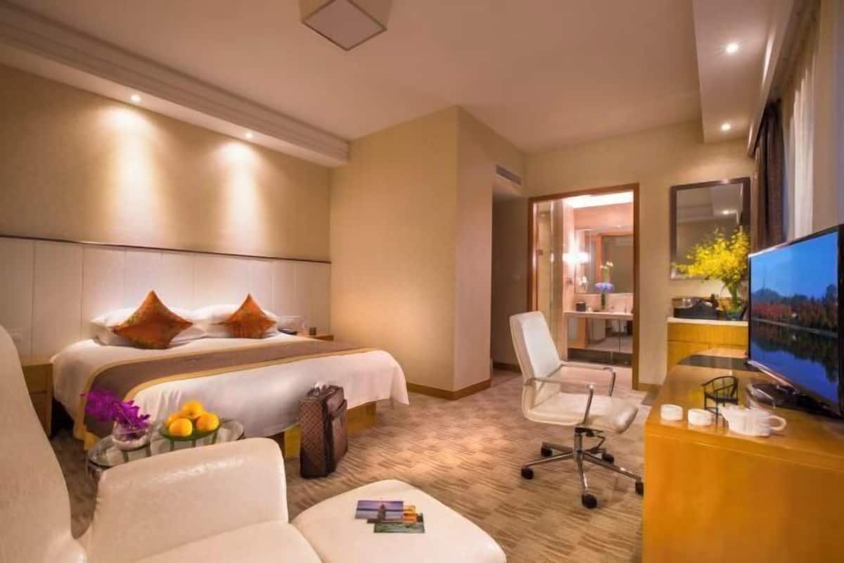 Premium bedding, down duvets, free minibar items, in-room safe