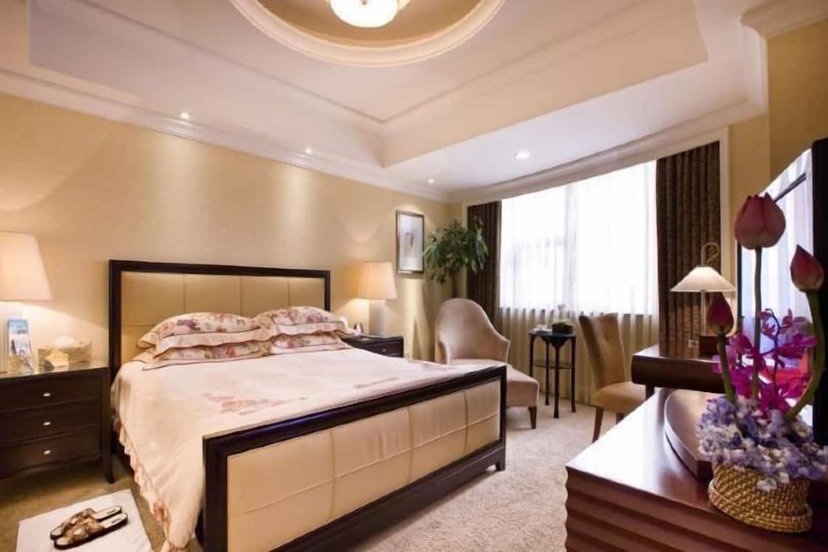 Premium bedding, down duvets, free minibar items, in-room safe