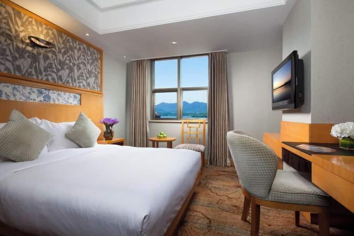 Premium bedding, down duvets, free minibar items, in-room safe