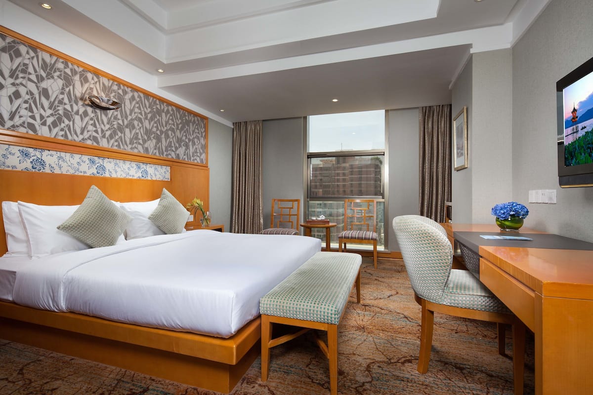 Premium bedding, down duvets, free minibar items, in-room safe
