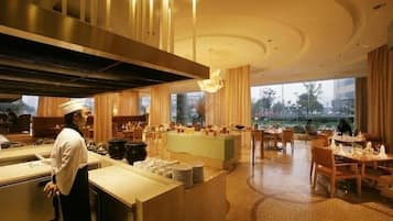 3 restauranter; serverer morgenmad, frokost og amerikanske retter