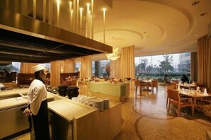 3 restaurants, breakfast, lunch, dinner served; American cuisine  - Jinling Plaza Changzhou (Changzhou)