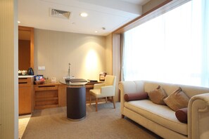 Minibar, caja de seguridad en la habitación y escritorio 