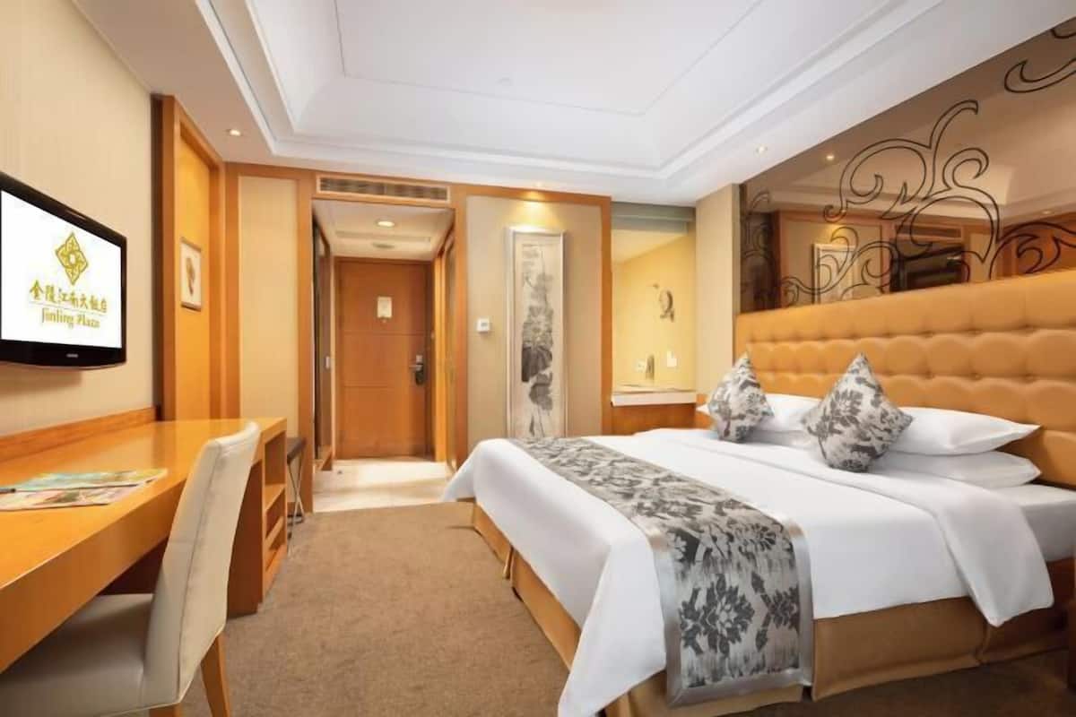Minibar, coffres-forts dans les chambres, bureau, rideaux occultants