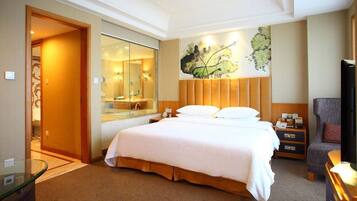 Business Room | Minibar, in-room safe, desk, blackout drapes