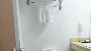 Combined shower/bathtub, rainfall showerhead, free toiletries - Shanghai Han Ting Hotel (Shanghai)
