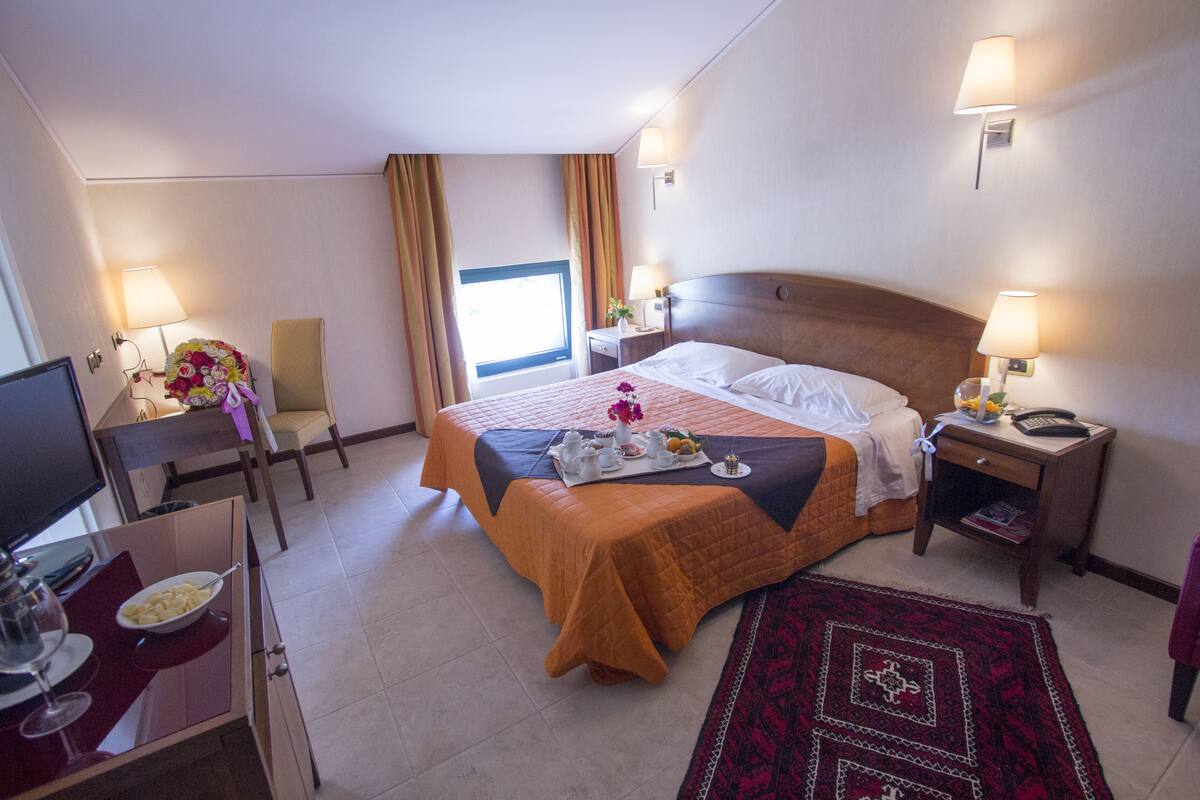 Standaard driepersoonskamer | Een minibar, een kluis op de kamer, een bureau, geluiddichte muren