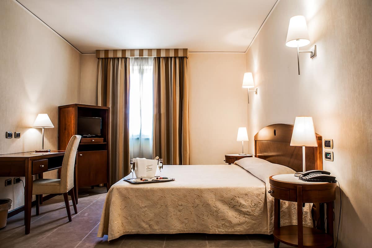 Deluxe kamer | Een minibar, een kluis op de kamer, een bureau, geluiddichte muren