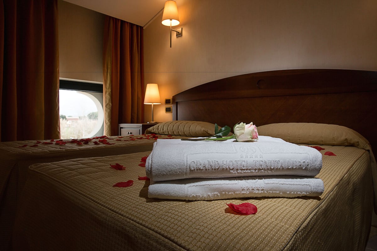 standard double or twin room | 1 bedroom, minibar, in-room safe, desk