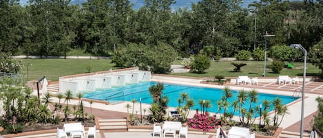 Una piscina al aire libre