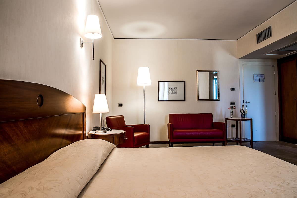Deluxe driepersoonskamer | Een minibar, een kluis op de kamer, een bureau, geluiddichte muren