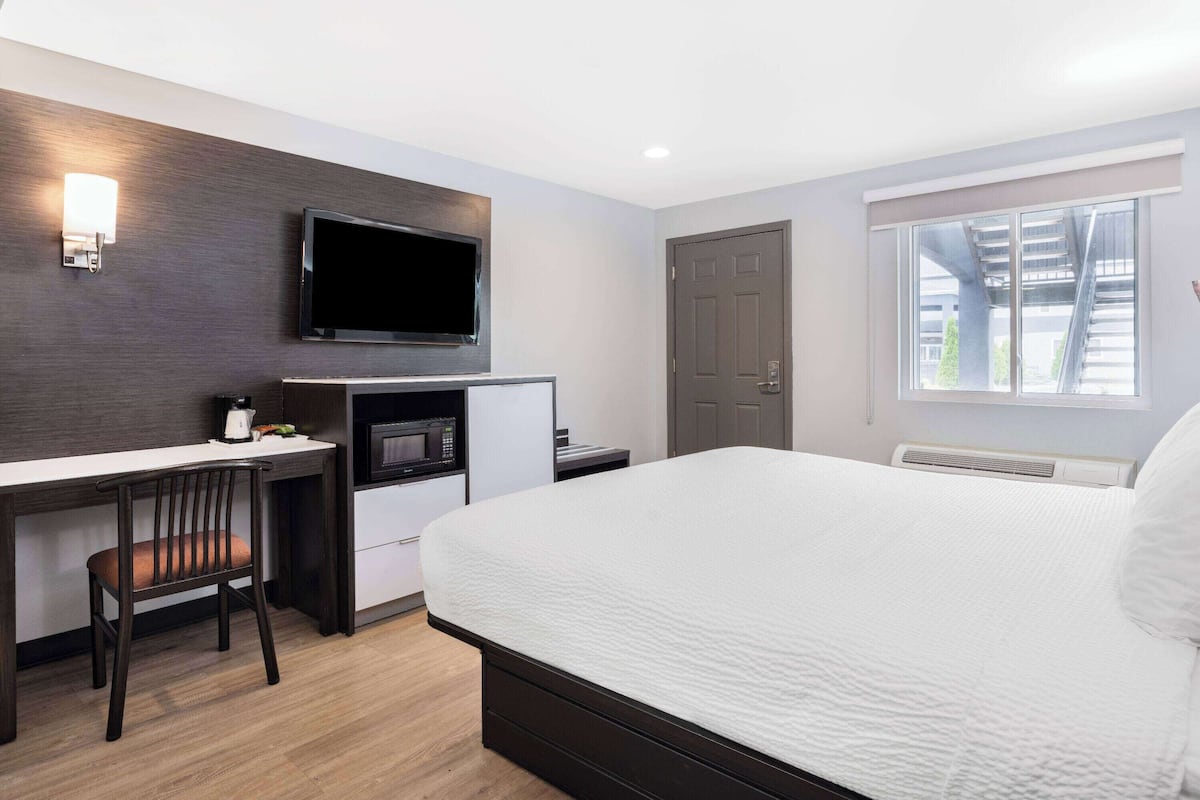 Room, 1 King Bed, Accessible, Non Smoking (Roll-In Shower)