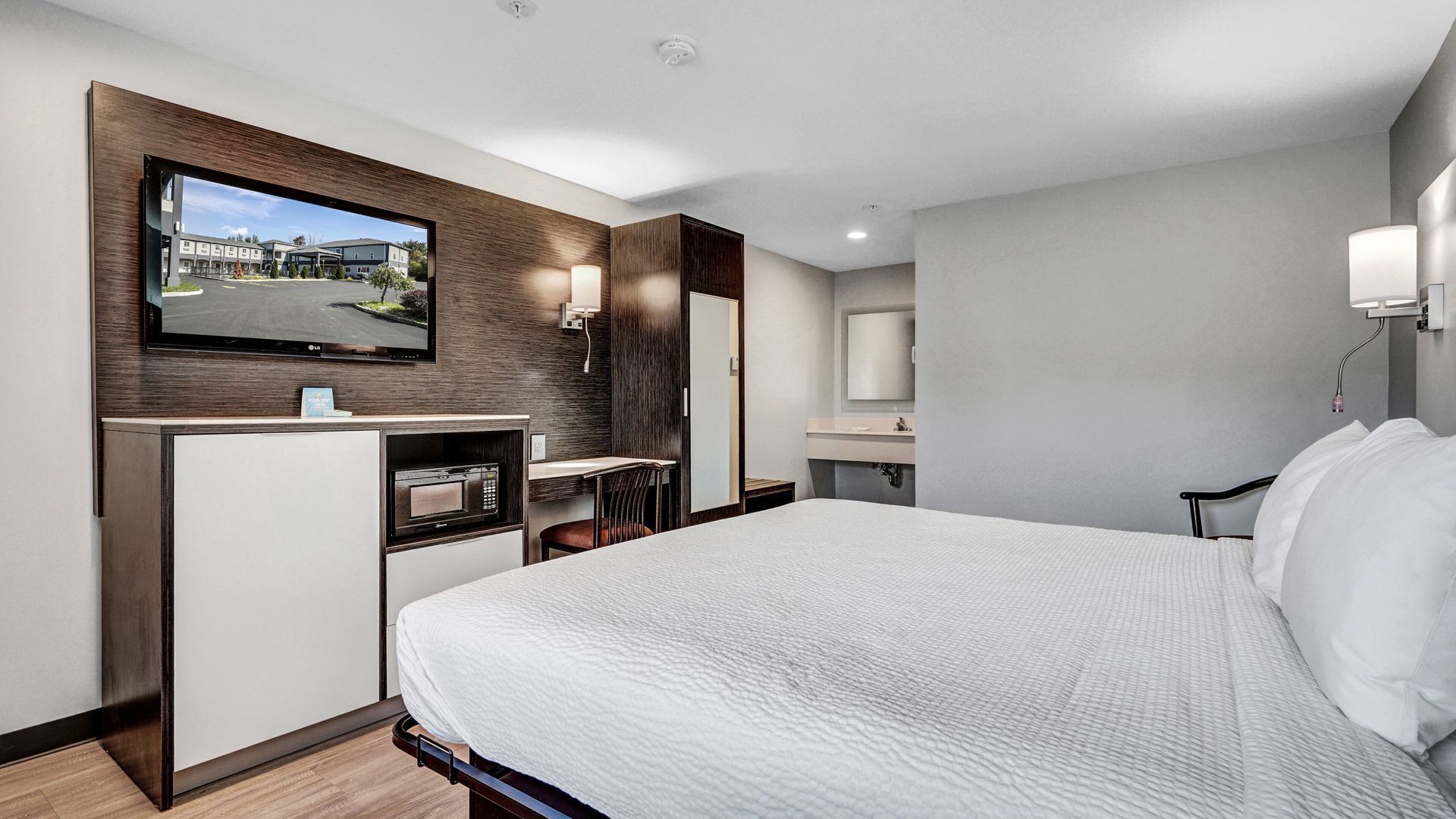 办公桌、熨斗/熨衣板、免费婴儿床、折叠床/加床（额外收费）