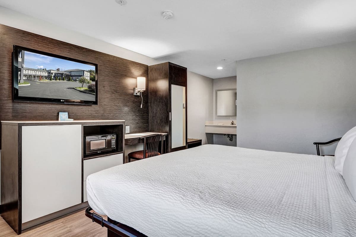 Desk, iron/ironing board, free cribs/infant beds, rollaway beds