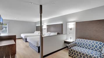 Suite Junior, non-fumeurs (2 King Beds) | Bureau, fer et planche à repasser, lits bébé (gratuits)