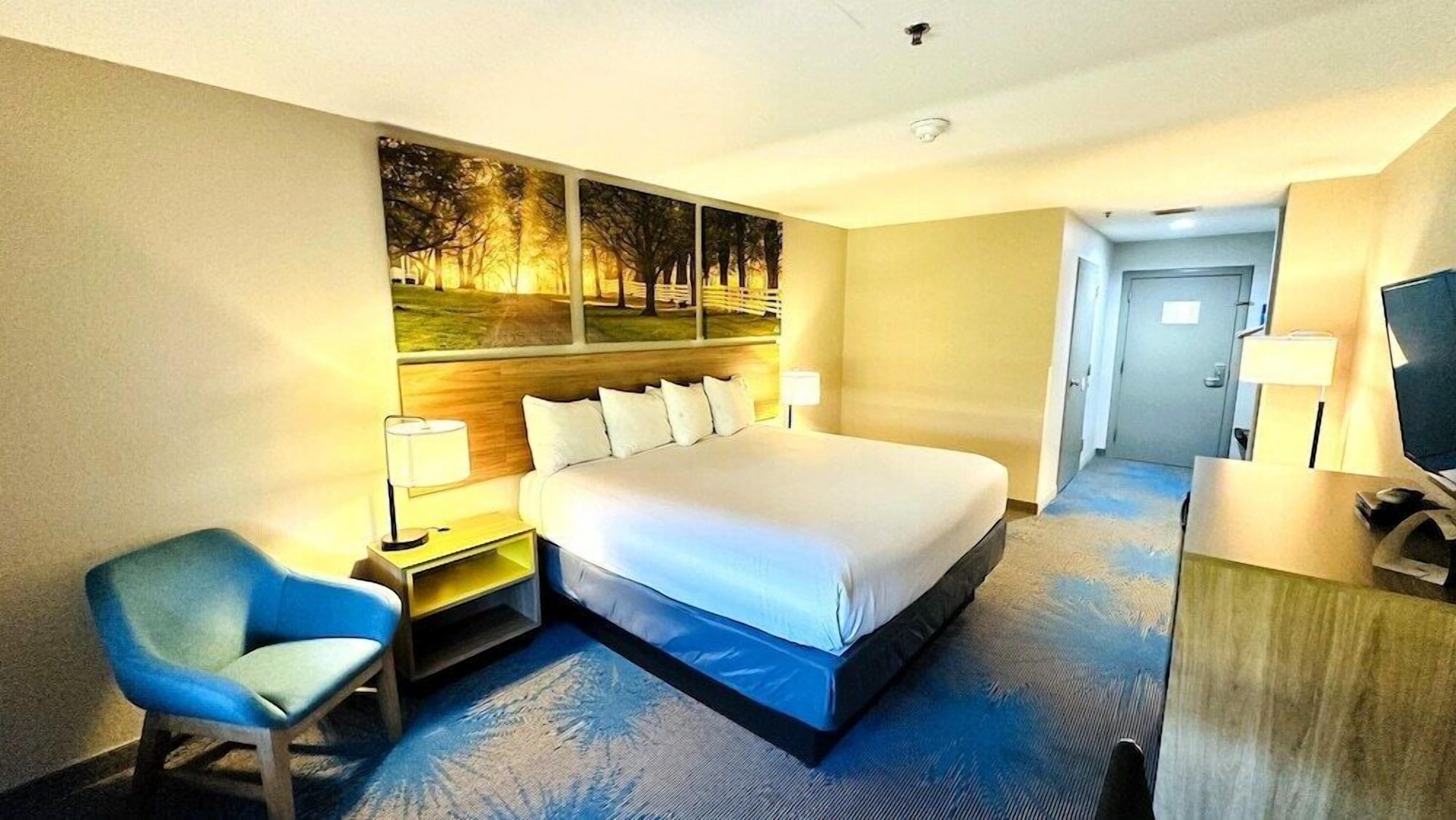 Desk, laptop workspace, free WiFi, bed sheets