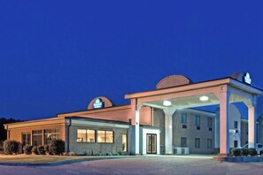Exterior - Days Inn & Suites by Wyndham Wynne (Wynne)