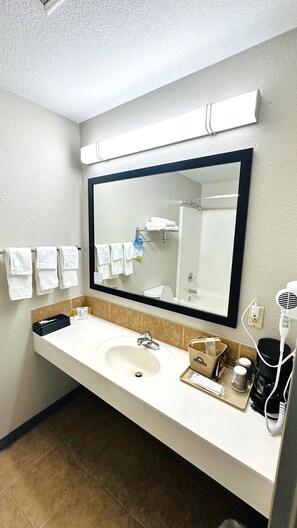 Free toiletries, towels, soap, shampoo - Days Inn & Suites by Wyndham Wynne (Wynne)