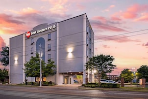 Un moderno edificio de hotel con un letrero que dice "Best Western PLUS" y el número "10" que indica su ubicación.