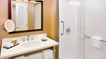 Ilmaiset hygieniatuotteet, hiustenkuivaaja, pyyhkeet