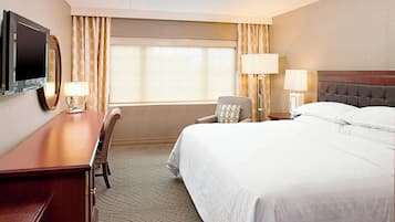 Ylelliset vuodevaatteet, tallelokero huoneessa, työpöytä